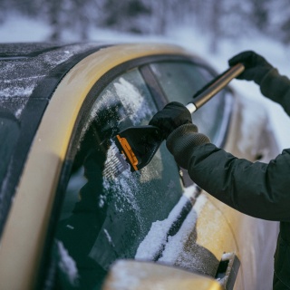 Jégkaparó kefével (S) Fiskars